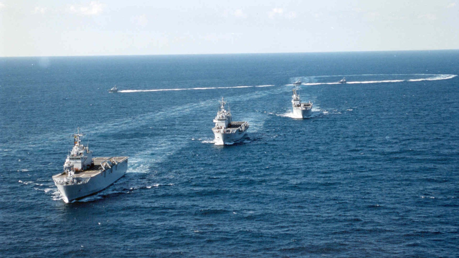 Prodotto - Nave Militare Classe San Giusto: Vista aerea di più navi operative in formazione lineare, navigazione ordinata, ambiente marittimo, operazioni congiunte.